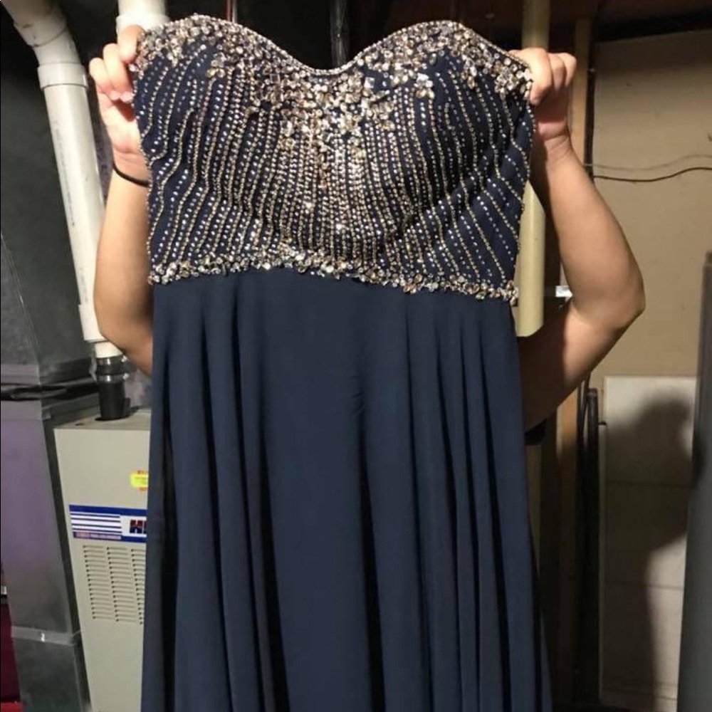Formal Dress - Picture 2 of 4